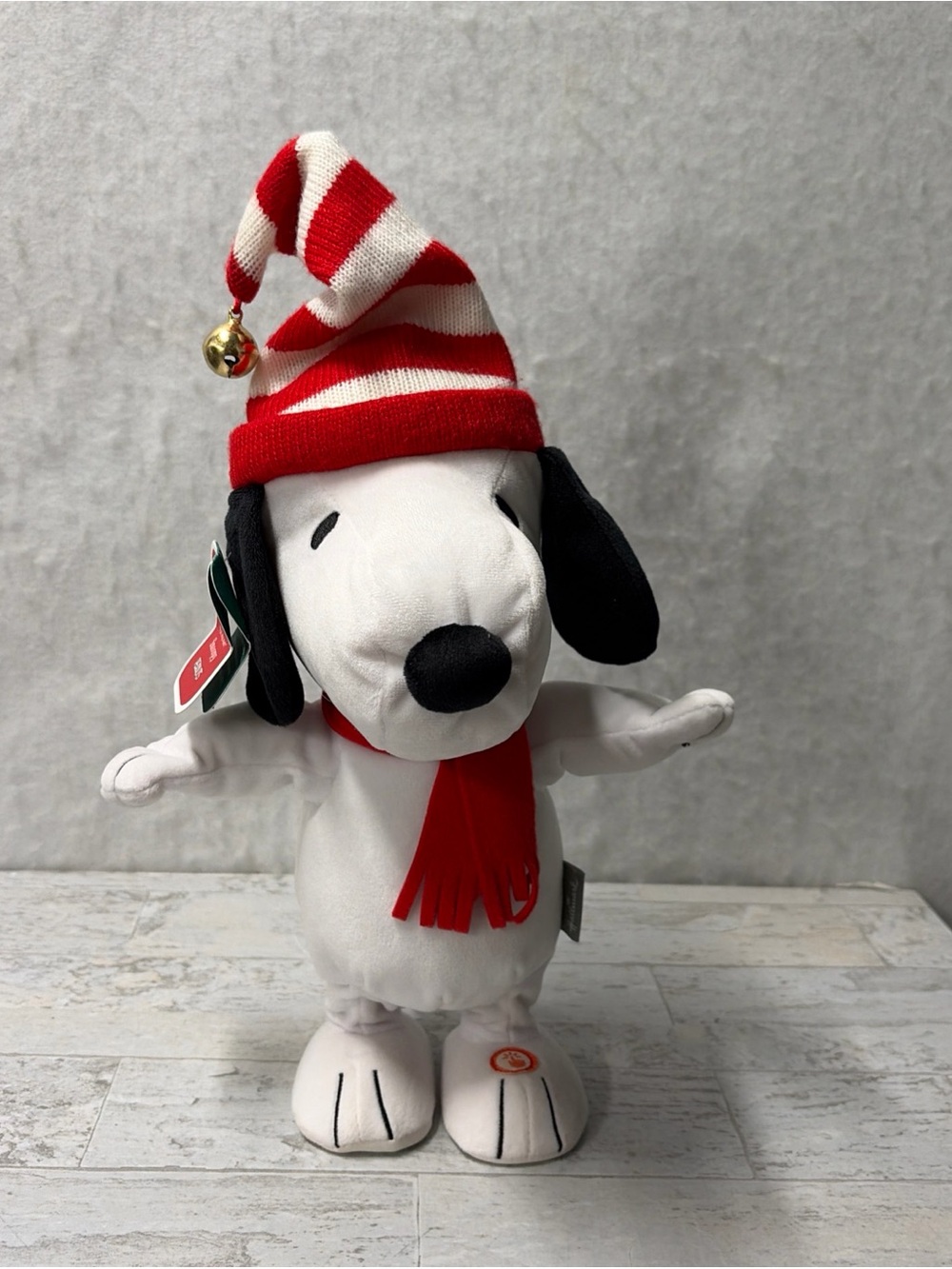 Hallmark Pull My Hat Snoopy Peanuts Winter Plush Christmas Music Motion W/ Tag